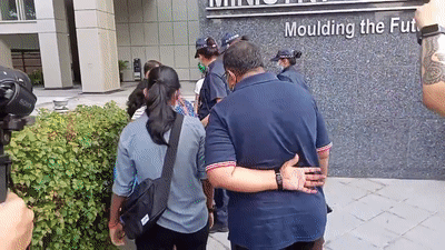 要求新加坡教育系统停止对跨性别学生歧视，5人在教育部门口示威