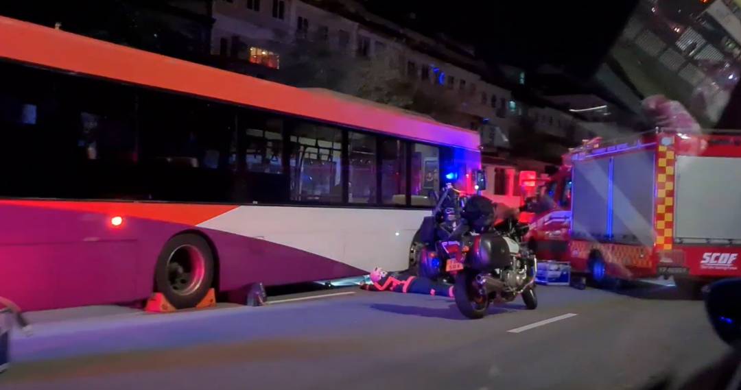 突發!他在新加坡騎車被卷入公交車底慘死!全島網民呼籲立法