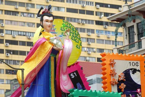 牛车水灯饰又遭批 去年像“吴刚” 今年像“孕妇”