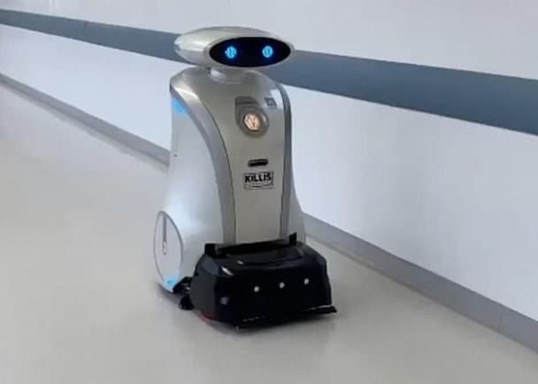 能唱歌讲笑话　AI清洁机器人带给医院欢乐