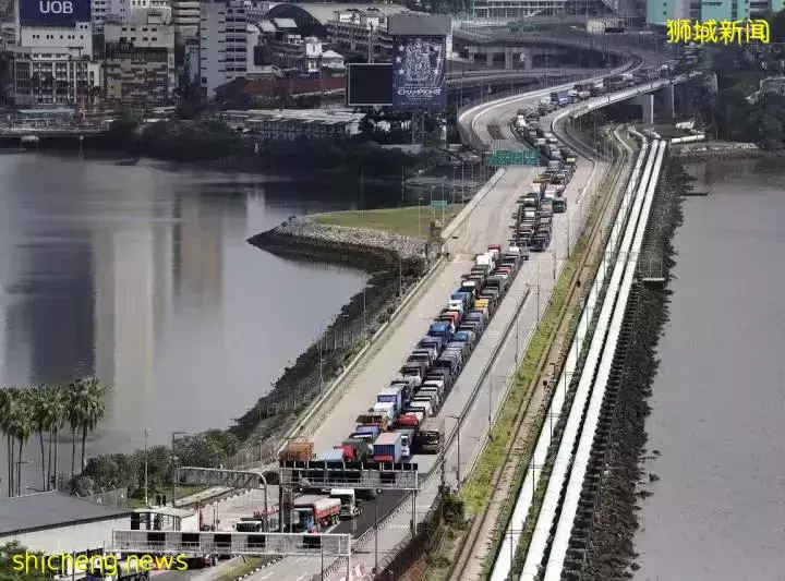 “他跪在新柔长堤上哭了”,新加坡和新山油价暴涨,只能骑车回家