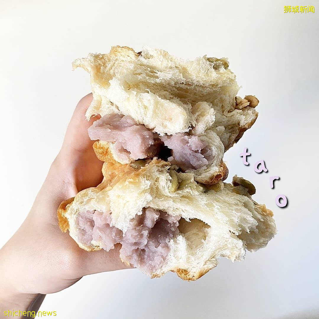 老店铺里的网红芋泥蛋糕卷🤩 浓郁绵密内陷,一口下去包满足!斑斓华夫饼也很上头💯