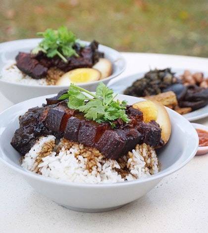 新加坡最好吃的鹵肉飯!!帶上你的味蕾假裝去台灣!!超正宗&創新鹵肉飯全覆蓋