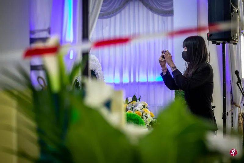 她,套上一身黑从夜店转战这份高贵的职业,如同破茧而出的蝴蝶