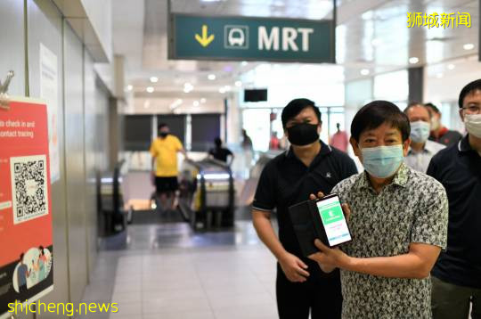 爭議！新加坡巴士、地鐵上的安全距離貼紙全撕了!