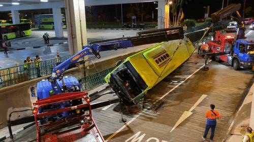 突发!新加坡一巴士从高处摔下,90度翻车窗户全碎!14人被紧急送往医院