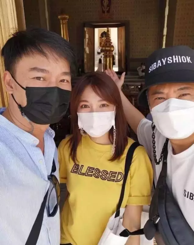 为信众飞泰包场 曹国辉代拜四面佛