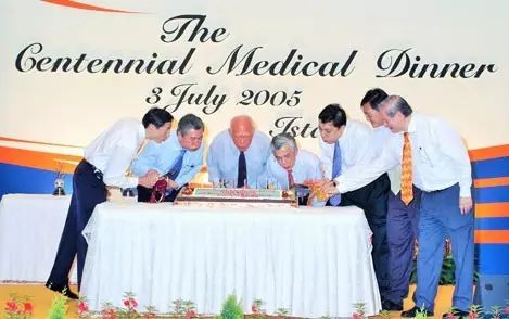 借李光耀抄笔记的他，放弃200万年薪​，让新加坡法治成亚洲第一！