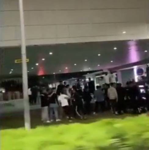 視頻曝光!新加坡年輕人深夜鬥毆,10男女烏節路拉拉扯扯