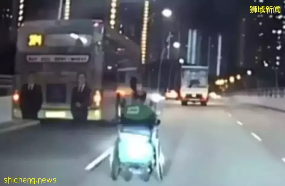 惊险！新加坡残疾男子坐电动轮椅在公路上高速送餐，吓煞路人