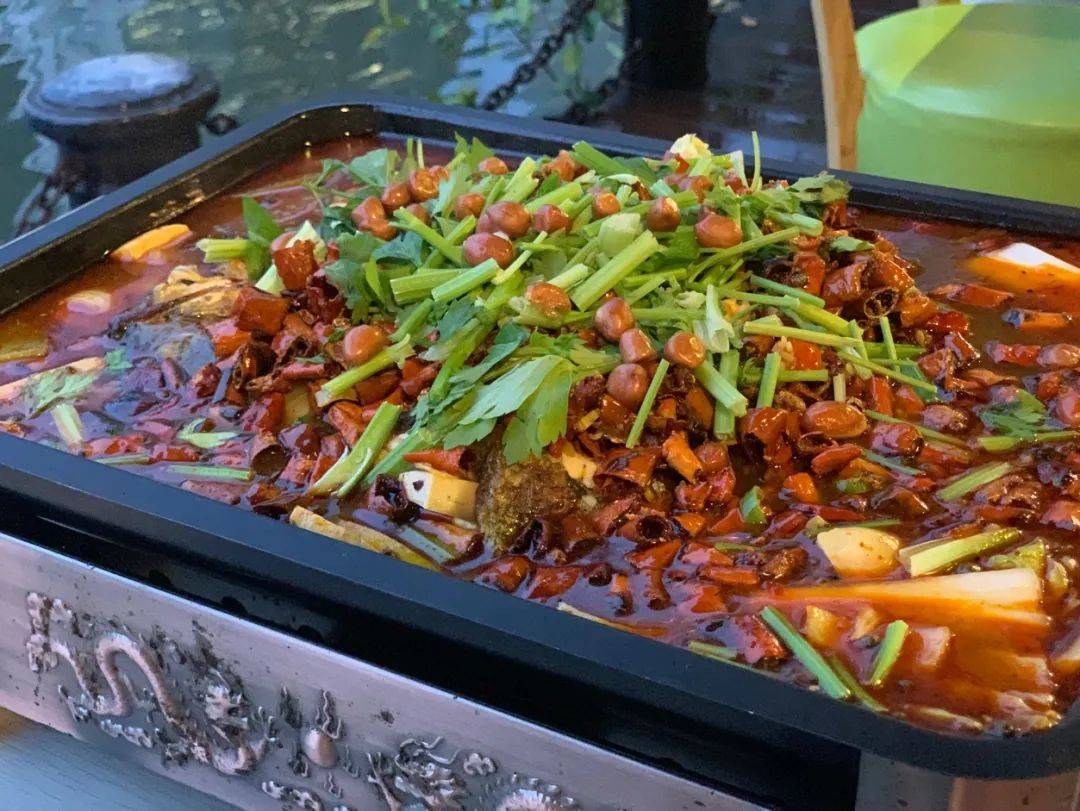 新加坡河边无敌美景,现在居然吃烤鱼海鲜送茅台了