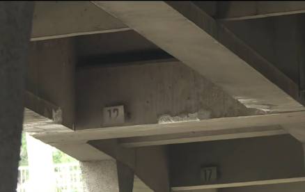 新加坡二货司机无视限高,货物直撞高架、货物一地狼藉