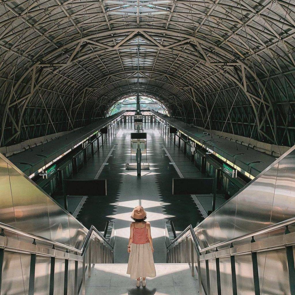 拿出手机猛拍一顿✨新加坡必打卡地铁站🚇糖果色系、暗黑风格，分分钟拍摄出酷炫照片📷 
