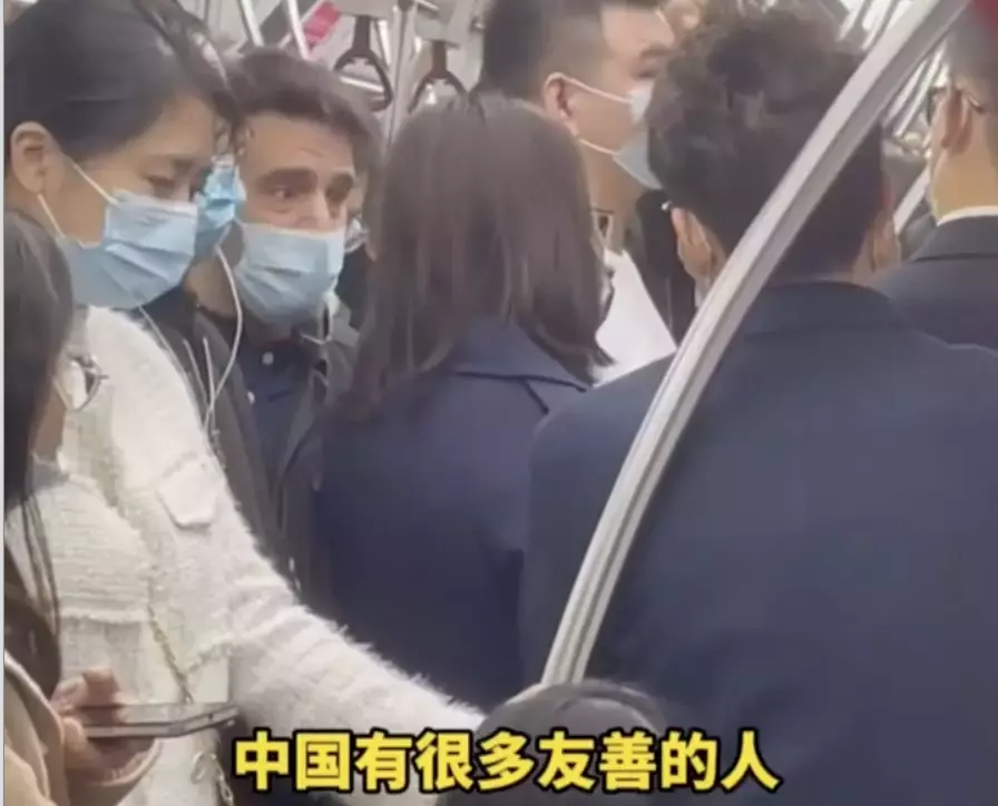 “滾出中國！” 她在深圳地鐵和老外互罵！以前華人被歧視，現輪到老外被怼