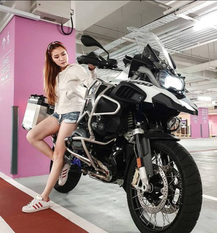 新加坡重机女神IG打卡照超吸睛,曾驱车8000公里上珠峰大本营筹款