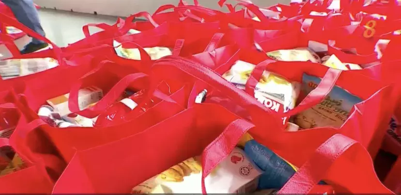 蔡厝港300多户家庭获西北社理会准备的佳节礼包