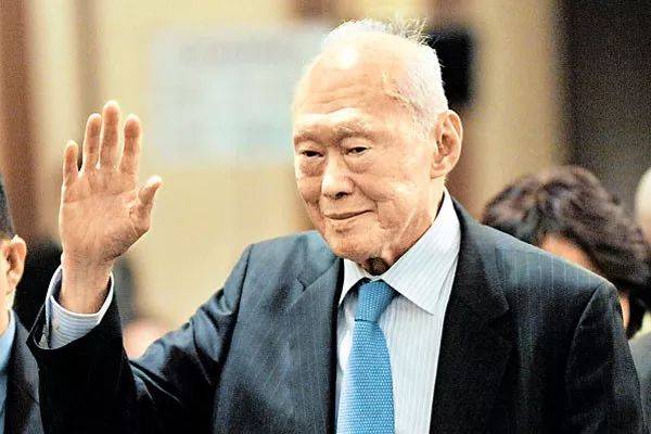 特朗普的女兒女婿度假時,被狗仔拍到在讀《李光耀傳記》