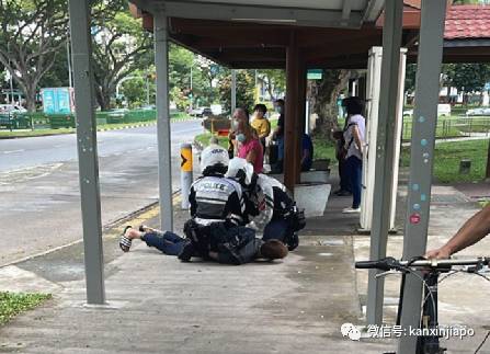 司机疯狂倒车撞交警，车上一名乘客涉毒；可一共3人被捕，为啥