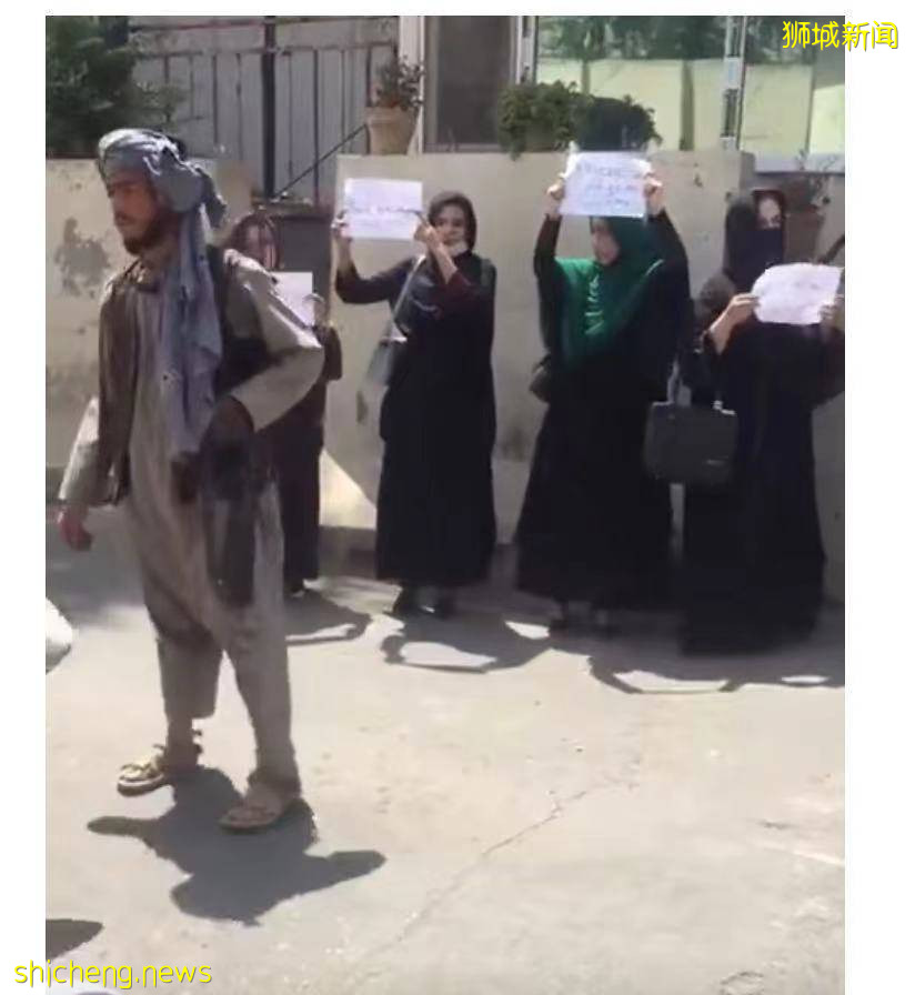 李光耀又“神預言”了美國和阿富汗？一夜變天！難民扒飛機高空跌落，自拍視頻曝光