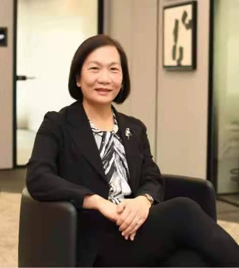 新加坡第一位女性银行行长，现任新加坡华侨银行CEO