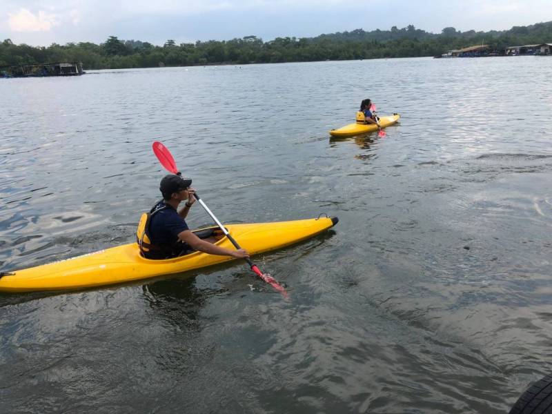 去吃新加坡最新鲜的海鲜!出海到海上奎笼吃海鲜!现捞现吃超美味