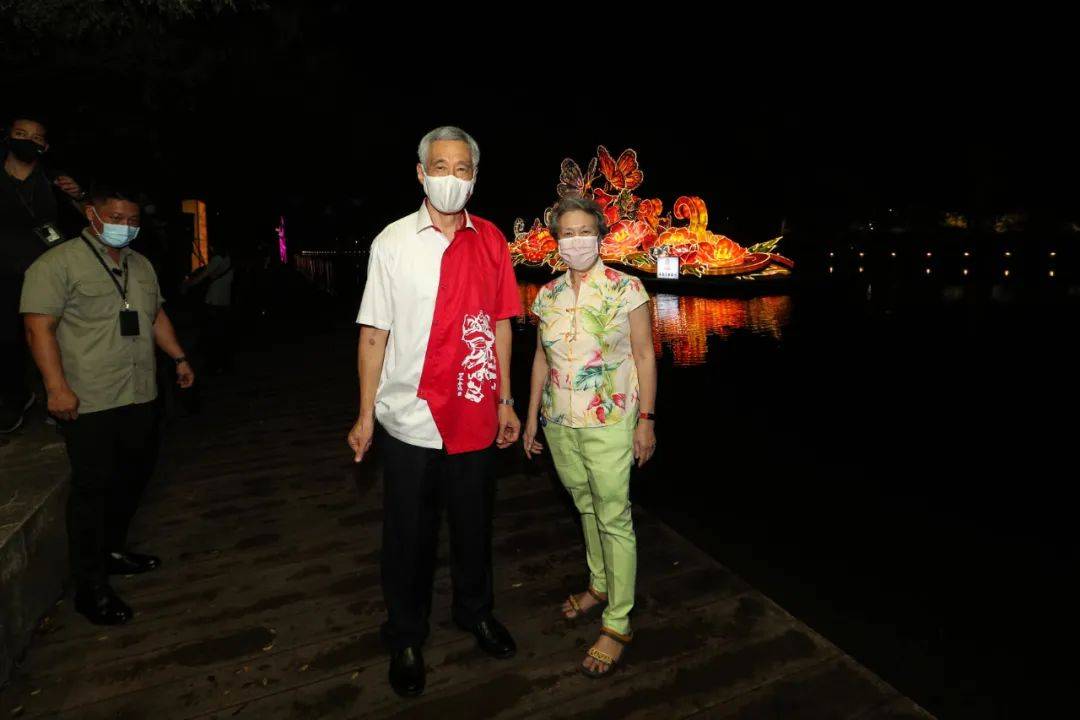 新加坡總理李顯龍魔性拜年視頻火了！各部長花式拜年，竟有財神爺上門討債