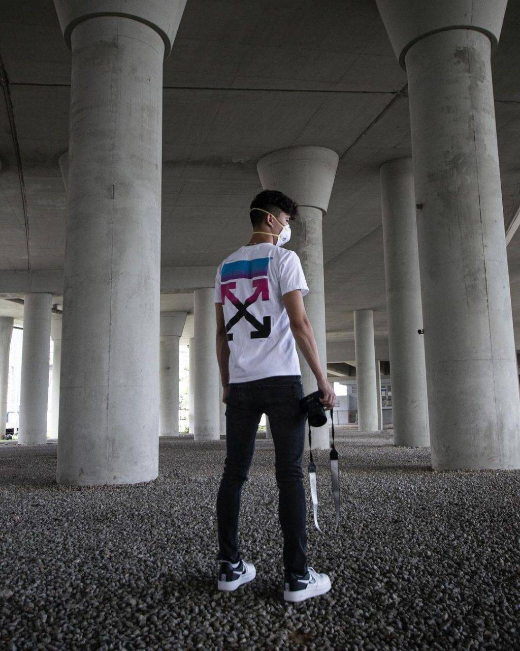 滨海高速公路下的隐秘打卡点🏴☠️ 灰色建筑、巨大桥柱、满地石子的野生工业风!煞气拍摄背景👀