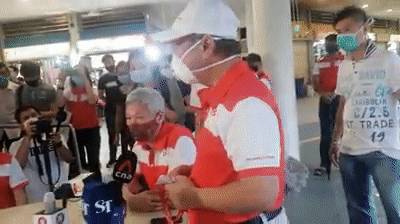 新加坡总理的弟弟李显扬宣布加入反对党,网友的评论亮了!