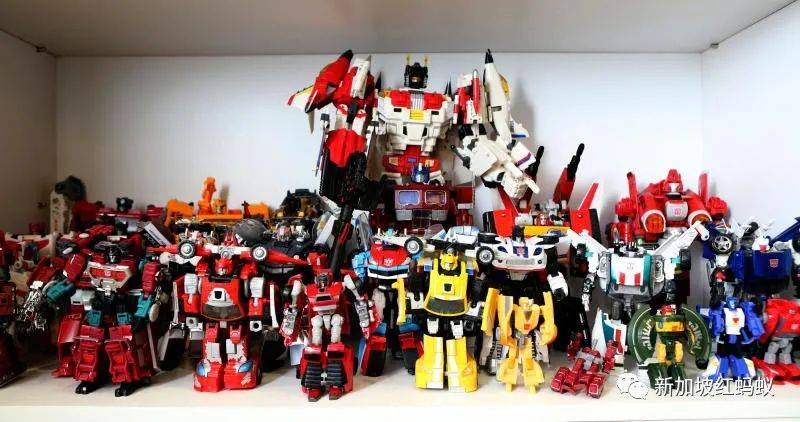 新加坡狂熱收藏家把組屋打造成迷你“迪士尼”，門裏門外兩個世界