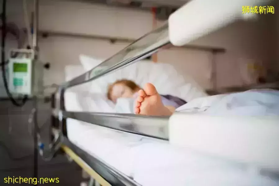 他,感染新冠后,被抽出一升黑色积液!新加坡医院开始增加床位