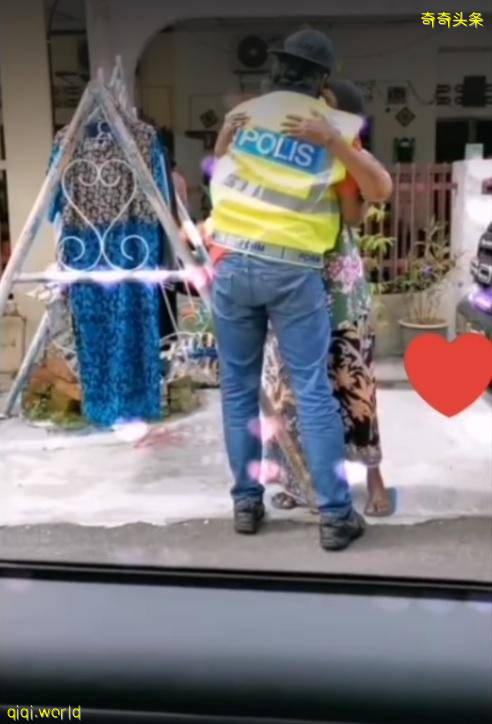 警察儿相隔4个月回家探望·母子深情拥抱 网民动容