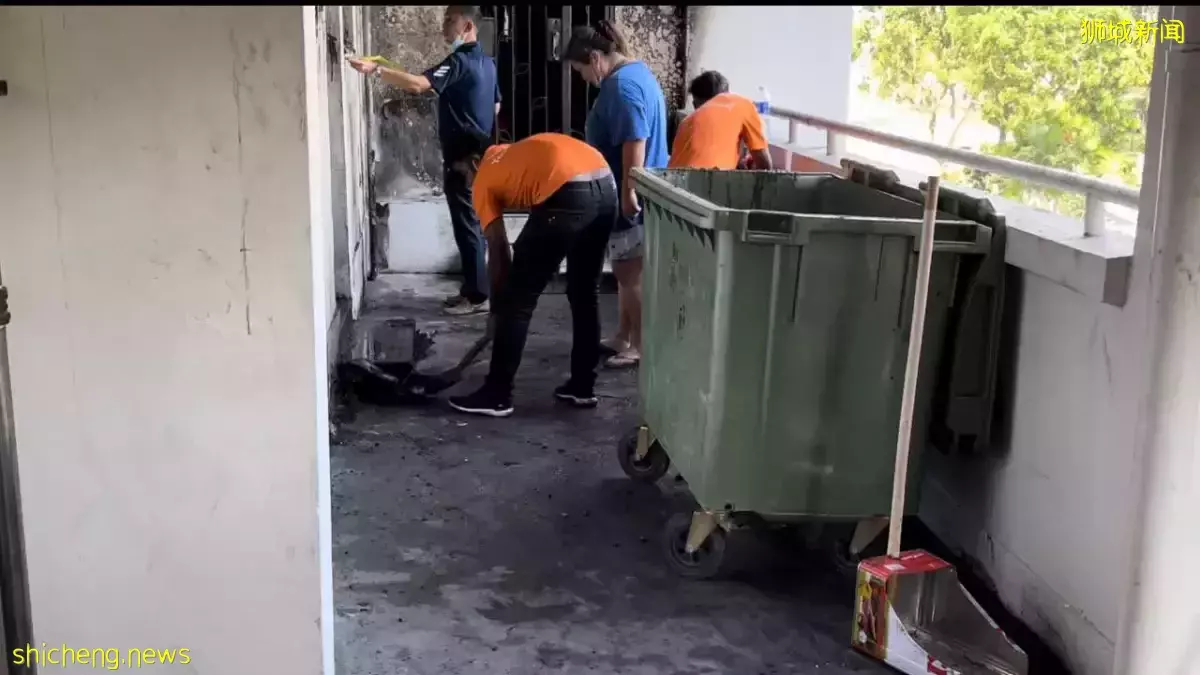 勿洛组屋致命火患 好心青年助背年长者下楼