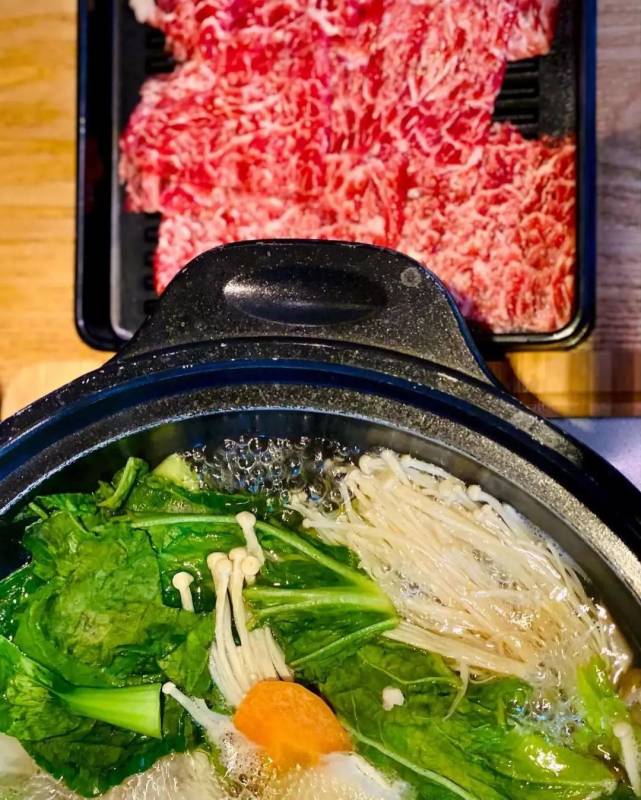 想要吃火鍋，又怕高熱量？新加坡的日式牛肉火鍋幫你擺脫這份困擾