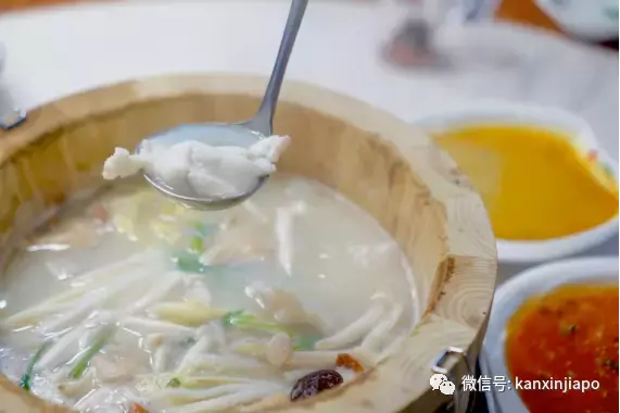 新加坡要开始流行用桶吃鱼了!?太飒了!(免费吃来了~)