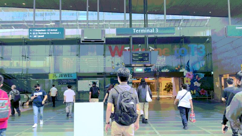 聽說很多人去了樟宜機場免稅區逛街？我們翹班去體驗了一把