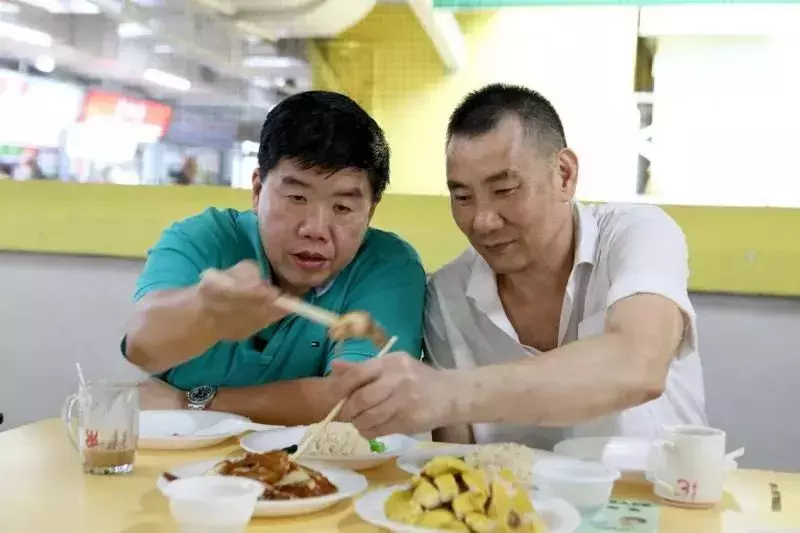 新加坡这款油鸡不配辣椒酱姜蓉,卤水还有蚯蚓,让老饕医生一路支持