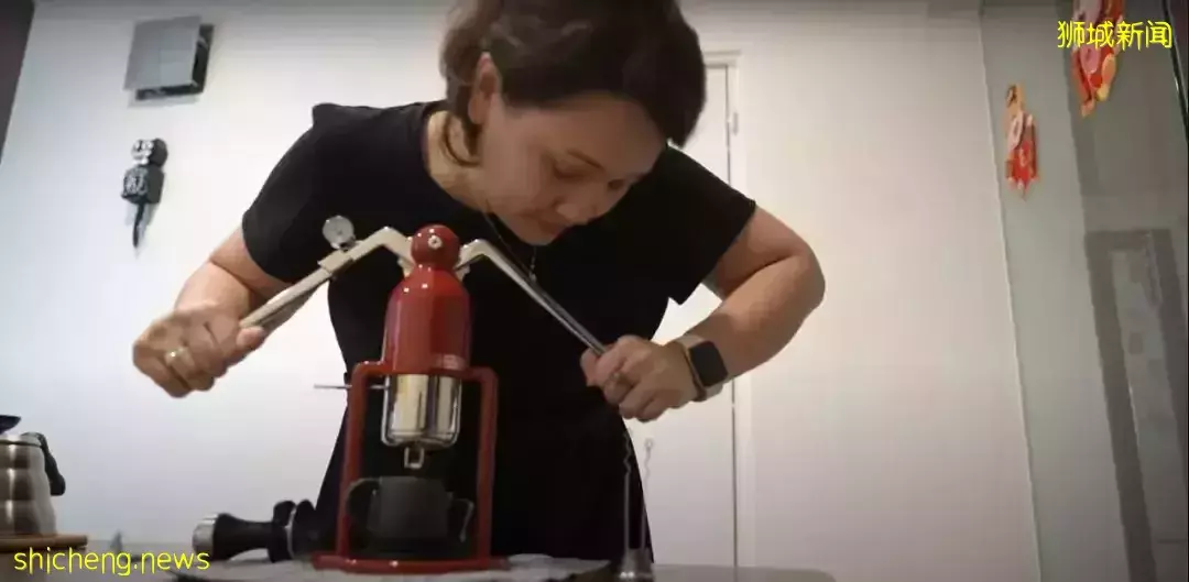 收集器具,研究冲泡,新加坡咖啡达人在一杯饮品中挑战自己,与人连接