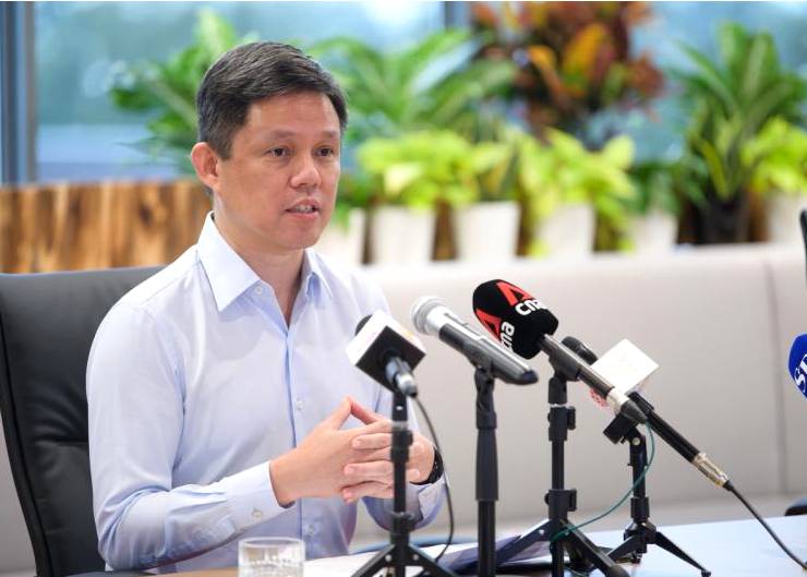 新加坡移民厅去年签发32万本护照,比往年锐减近50%