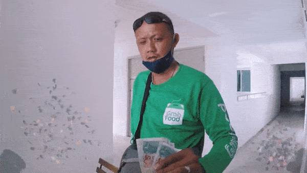 新加坡外卖小哥收到1000新币小费，当场就懵了