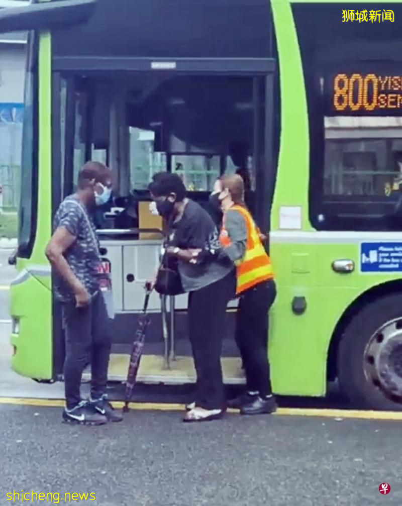 见妇女行动不便 女车长贴心搀扶