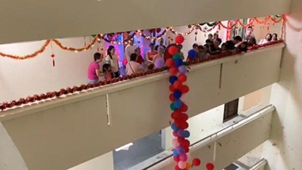 老先生别出心裁 气球“鞭炮”响连天