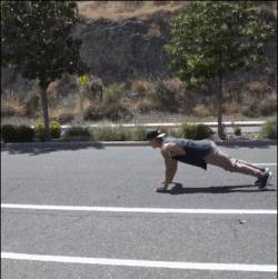 新加坡健身小哥沟渠栏杆练腹肌,网友大赞创意十足