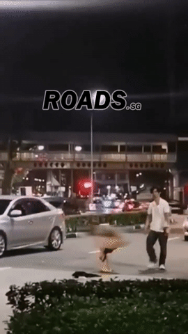 与德士司机起冲突,女子新加坡街头扒衣,近乎全裸!