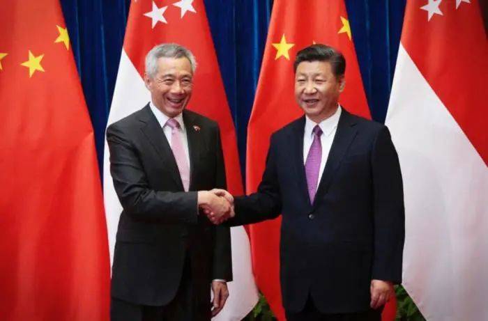 爲紀念新中建交30周年，新加坡出版影集《奠基人足迹：新中建交30年》：緬懷過去，展望未來