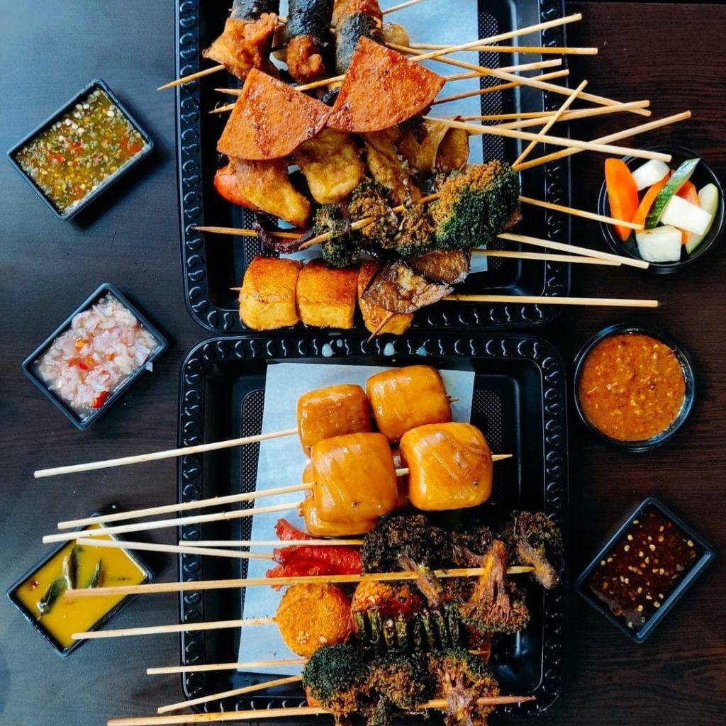 來吃大馬風味碌碌咯🍢DLLM LOK LOK每支$1💰飄香炸串+秘制醬汁，營業至淩晨4點，半夜覓食去🌙