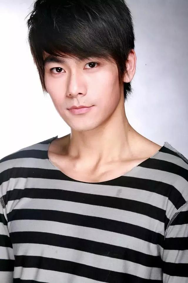 新加坡一线男星回国糊成18线,娶大六岁女演员,将其当作女儿宠