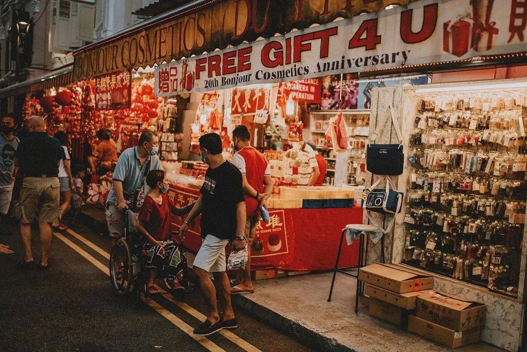 前天牛車水到處是人!新加坡嚴懲防疫違規,20組人在公園被罰款