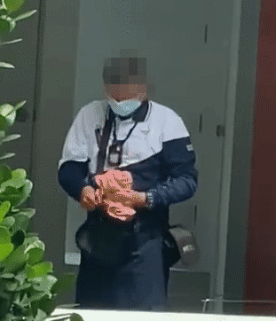 稽查员一秒变装成路人，在组屋楼下吸烟、乱丢烟蒂