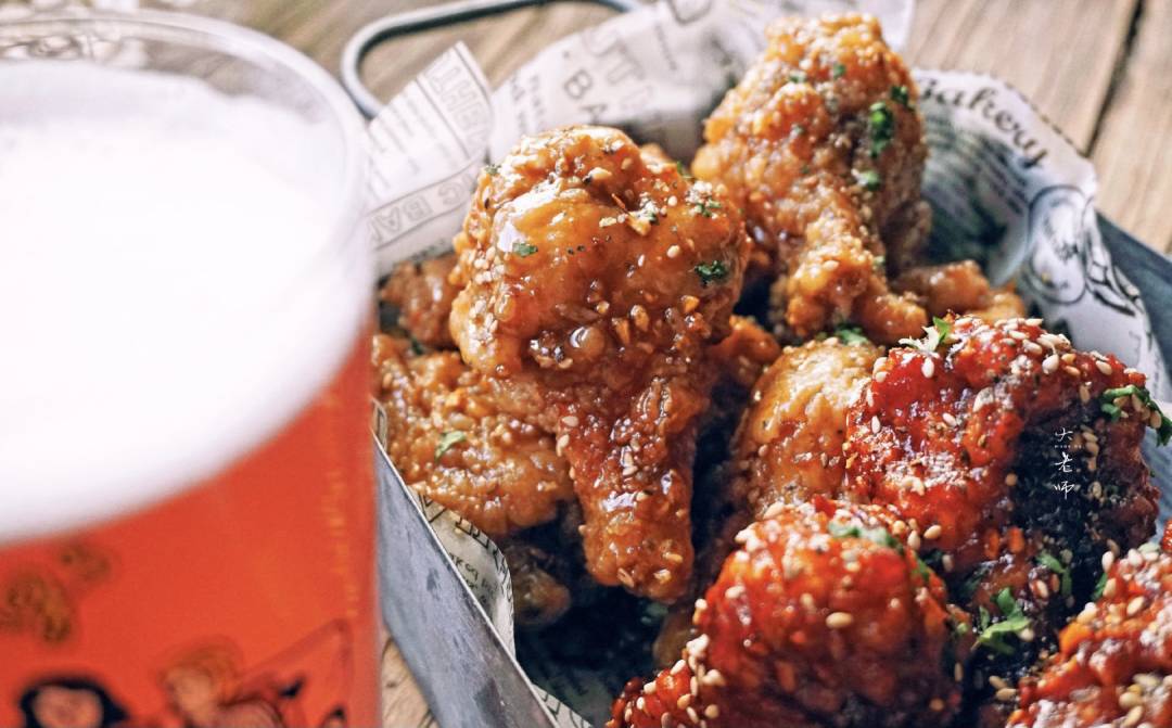 “下班後，看著獅城的炸雞店，眼淚不爭氣的從嘴角流下來”