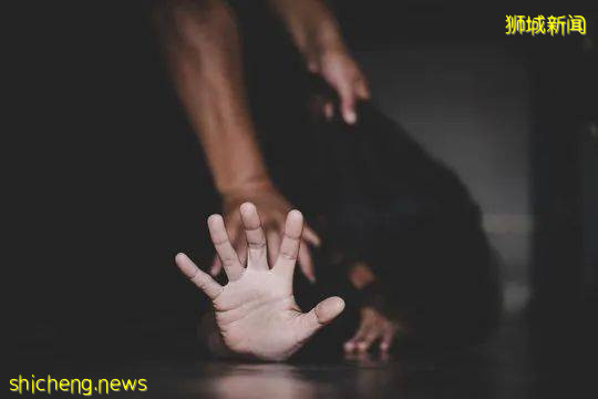 可怕！這個中國男子追求不成、反掐新加坡女室友的脖子